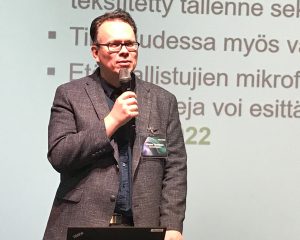 Ylikirjastonhoitaja Kimmo Tuominen puhuu mikrofoniin.